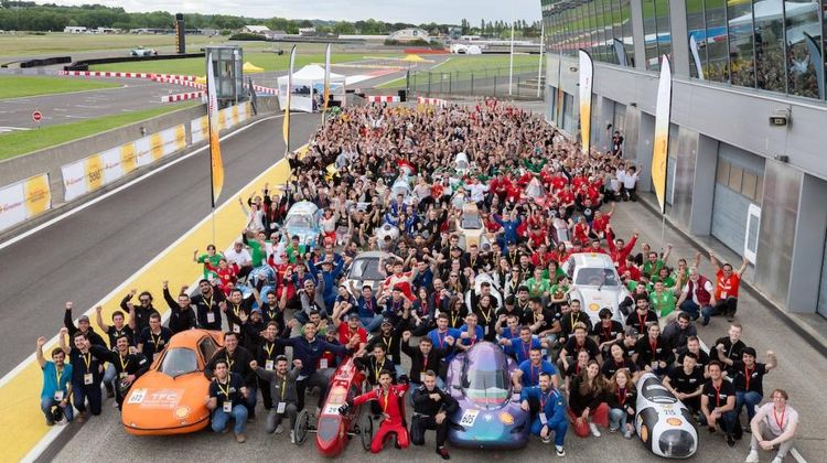 Les participants à l'édition Shell Eco Marathon 2024 sur le circuit de Nogaro avec leurs véhicules